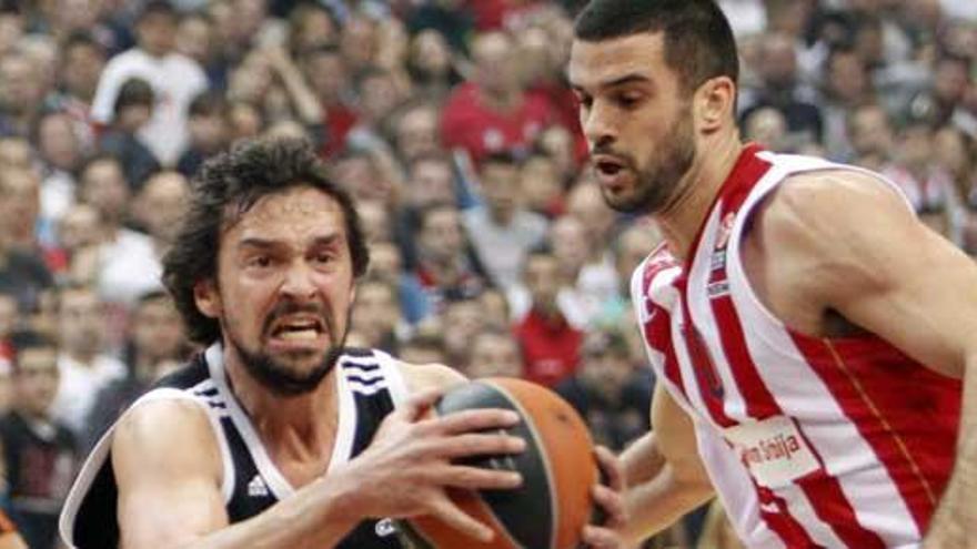 Llull entra a canasta ante un jugador del Estrella Roja.