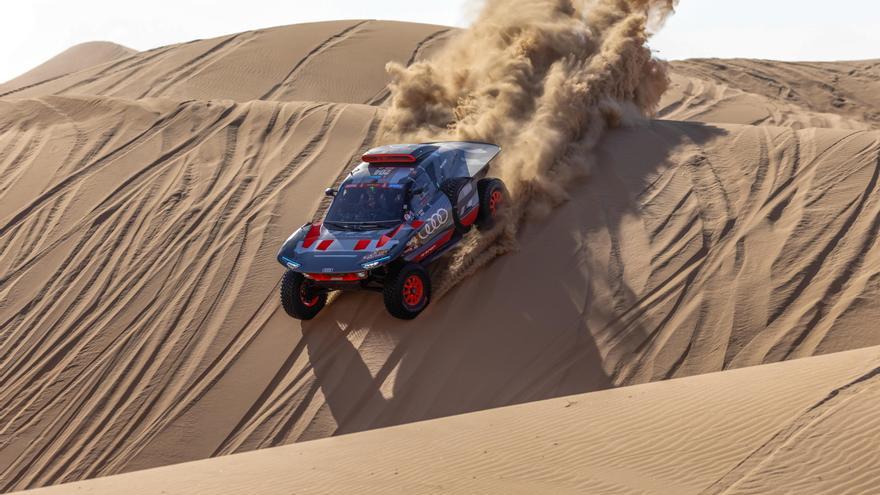 Sainz asesta un golpe a la general en la etapa reina del Dakar, que deja KO a Al-Attiyah.