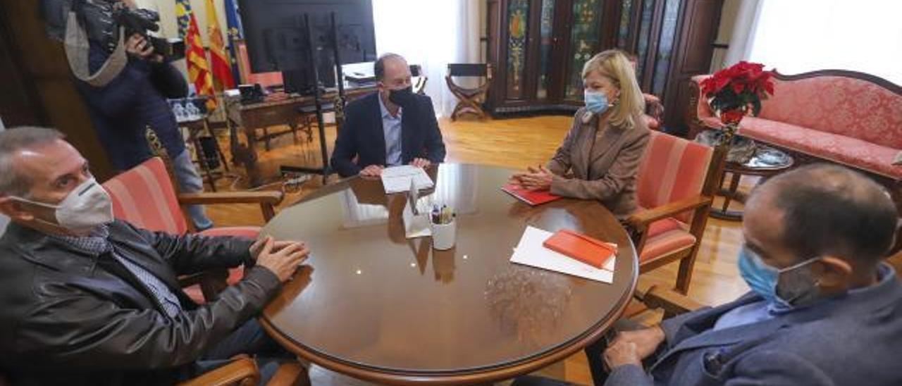 La consellera de Justicia, Gabriela Bravo, ayer, junto al alcalde de Orihuela, Emilio Bascuñana.