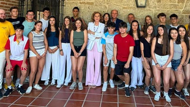 La consejera de Educación, María Pardo, en el centro, rodeada por los alumnos participantes en el programa. | CEDIDA