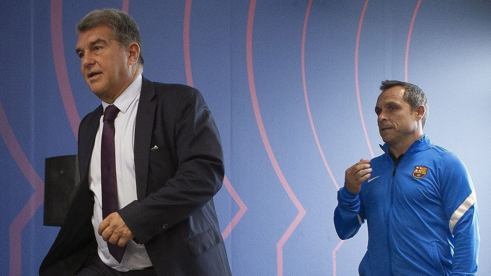 FC Barcelona Joan Laporta y Sergi Barjuan GRAFCAT9134 Sant Joan D,Espí (BARCELONA) 29/10/2021.- El presidente del FC Barcelona, Joan Laporta (i) y el nuevo entrenador del primer equipo, Sergi Barjuan durante la rueda de prensa posterior al primer entrenamiento de la plantilla del FC Barcelona realizada esta mañana con el nuevo técnico que sustituye al holandés Ronald Koeman. EFE/ Enric Fontcuberta.