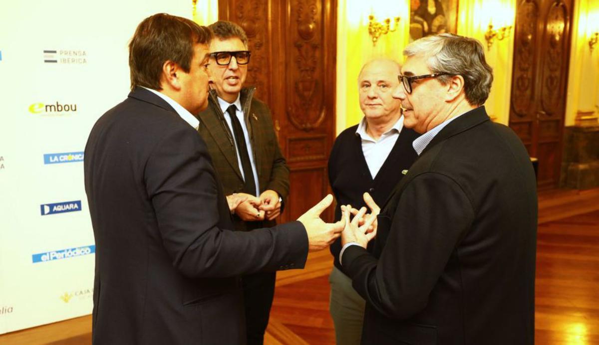 El jefe de publicidad de LA CRÓNICA, Nacho García, conversa con Noé Latorre, alcalde de La Almunia, y otros regidores de la provincia.  |  