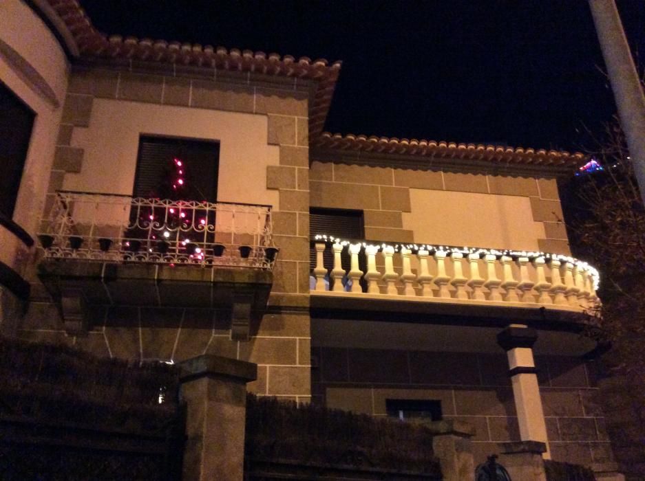 Las fachadas y los balcones más navideños de Vigo. // A. Villar - J.Lores - M. Clavero