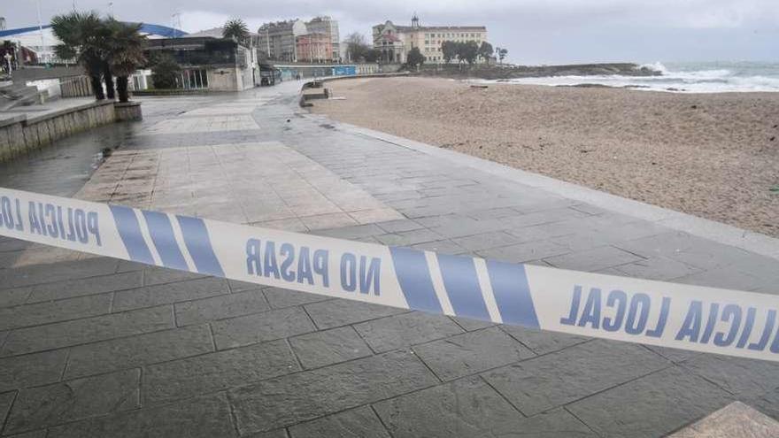 La playa de Riazor, precintada por la Policía Local.