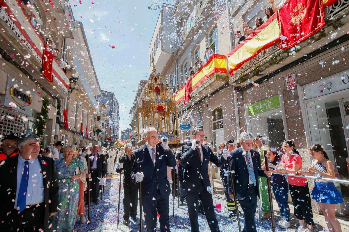 Ponteareas celebra la procesión del Corpus Christi con 35 alfombras florales Ponteareas celebra la procesión del Corpus Christi con 35 alfombras florales