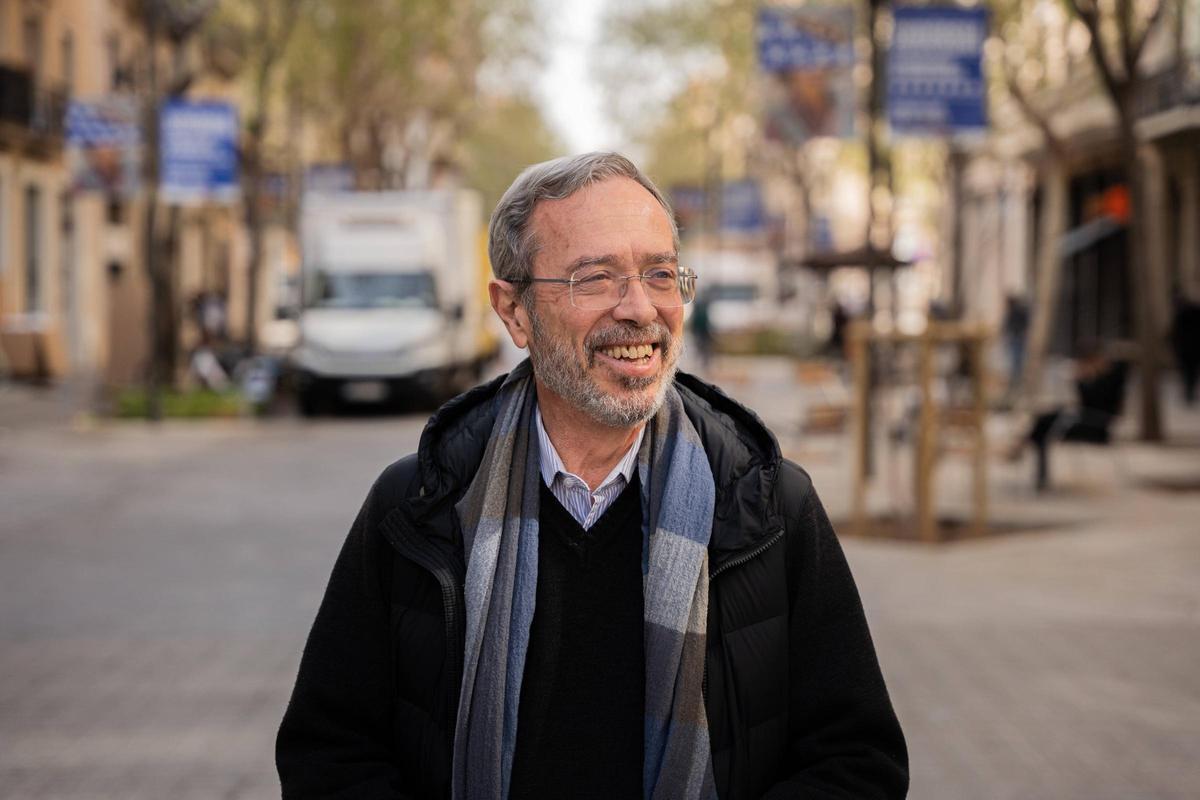 Carles Conill, el pasado viernes, su último día antes de la jubilación, en Consell de Cent