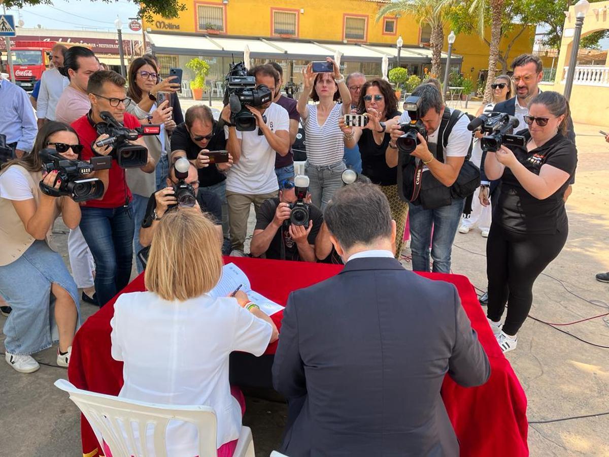 Los periodistas, en Valverde, tomando imágenes de los dos líderes