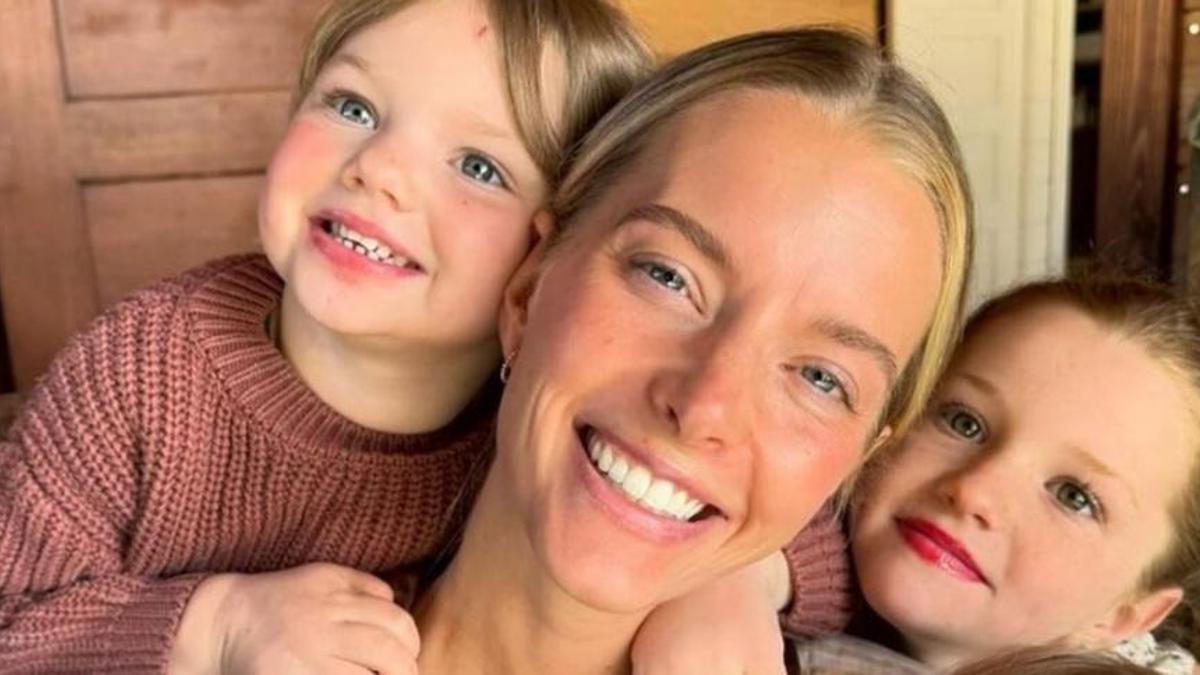 La 'influencer' 'tradwife' Ballerina Farm, con dos de sus hijas.