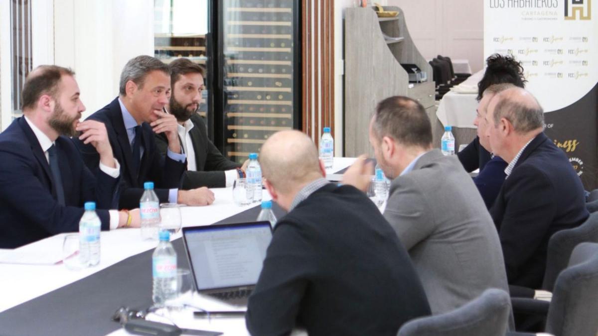 Imagen de la reunión entre Ortuño y los representantes del sector hotelero. | CARM