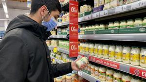 Imagen de un joven comprando en un supermercado Carrefour, en Valencia.