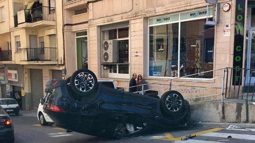 Un automóvil ha volcado esta tarde en Alcoy.