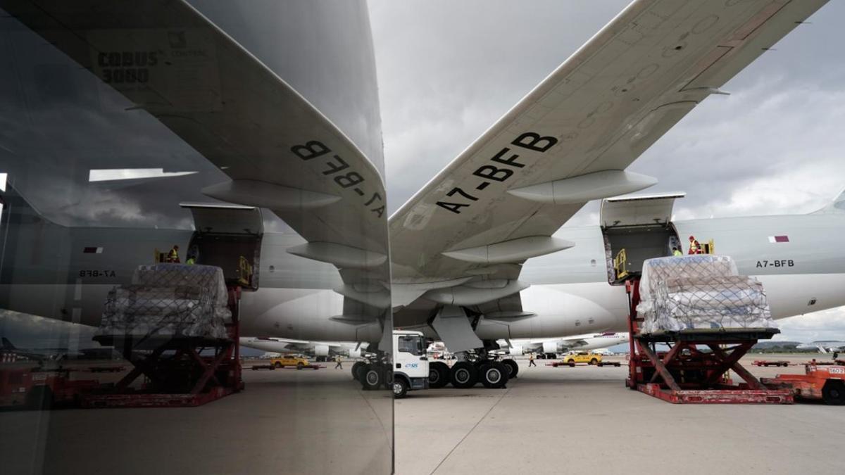 Avión con material sanitario en el aeropuerto de Madrid-Barajas