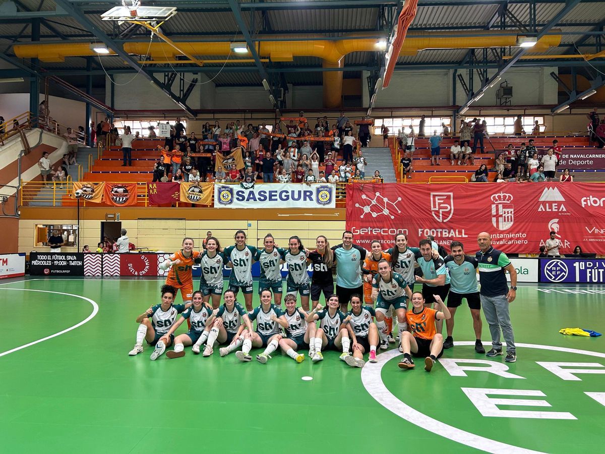 Las jugadoras del STV Roldán, celebrando la victoria en la pista del Futsi Navalcarnero