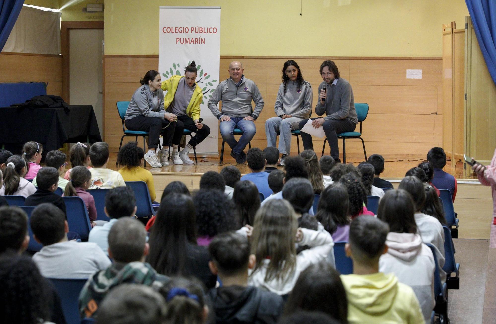 En imágenes. El Club Balonmano La Calzada visita el colegio Pumarín