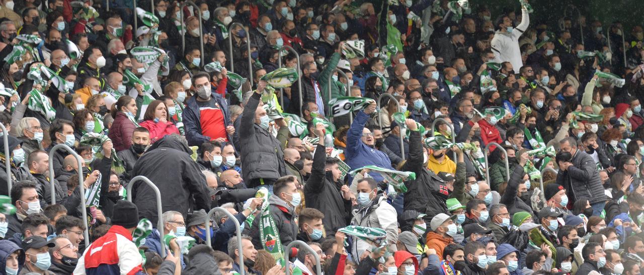 Aficionados del Elche, durante el último partido en el Martínez Valero frente al Barcelona