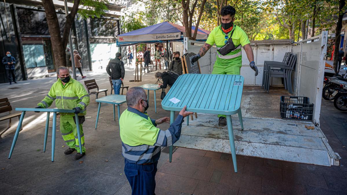 Retirada de mesas colocadas de forma ilegal en la calle de Enric Granados, el pasado miércoles.