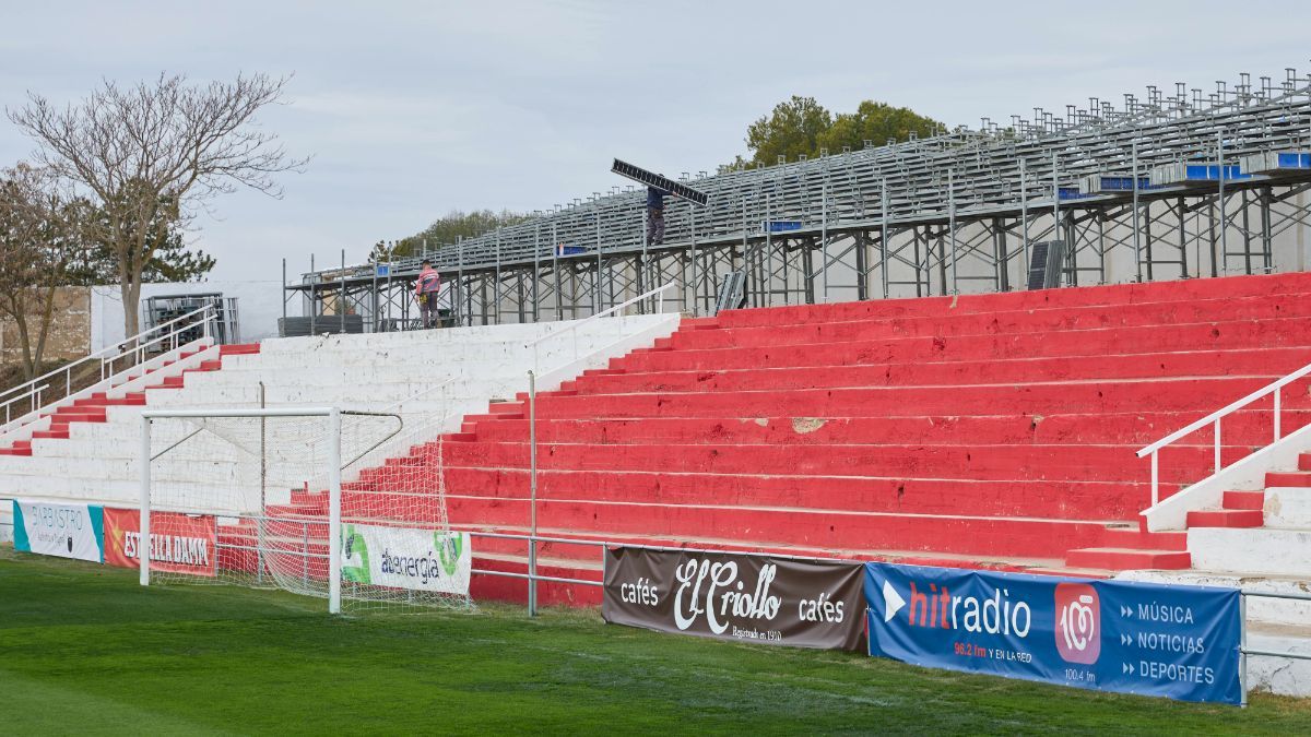 Una de las gradas que se han instalado en el Municipal de Barbastro para el partido