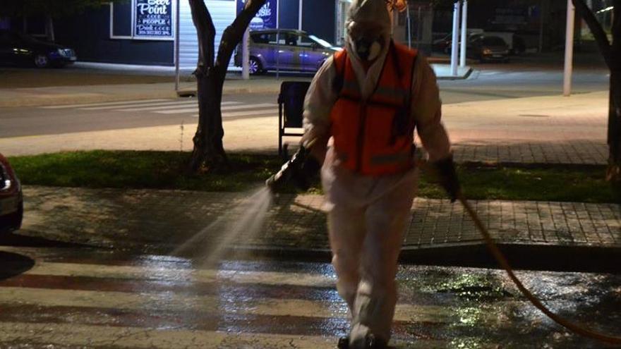 Protección Civil desinfecta las calles de Moncada
