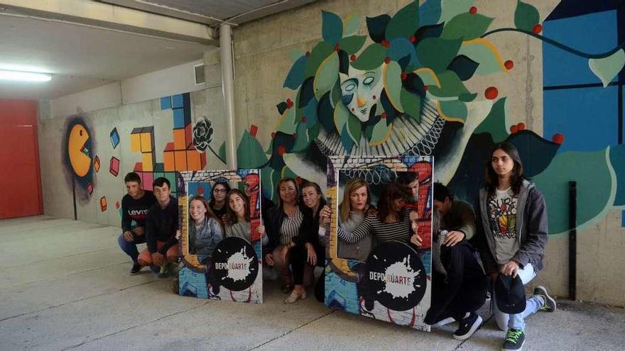 Un momento de la inauguración del mural confeccionado por los alumnos del IES de Meaño. // Noé Parga