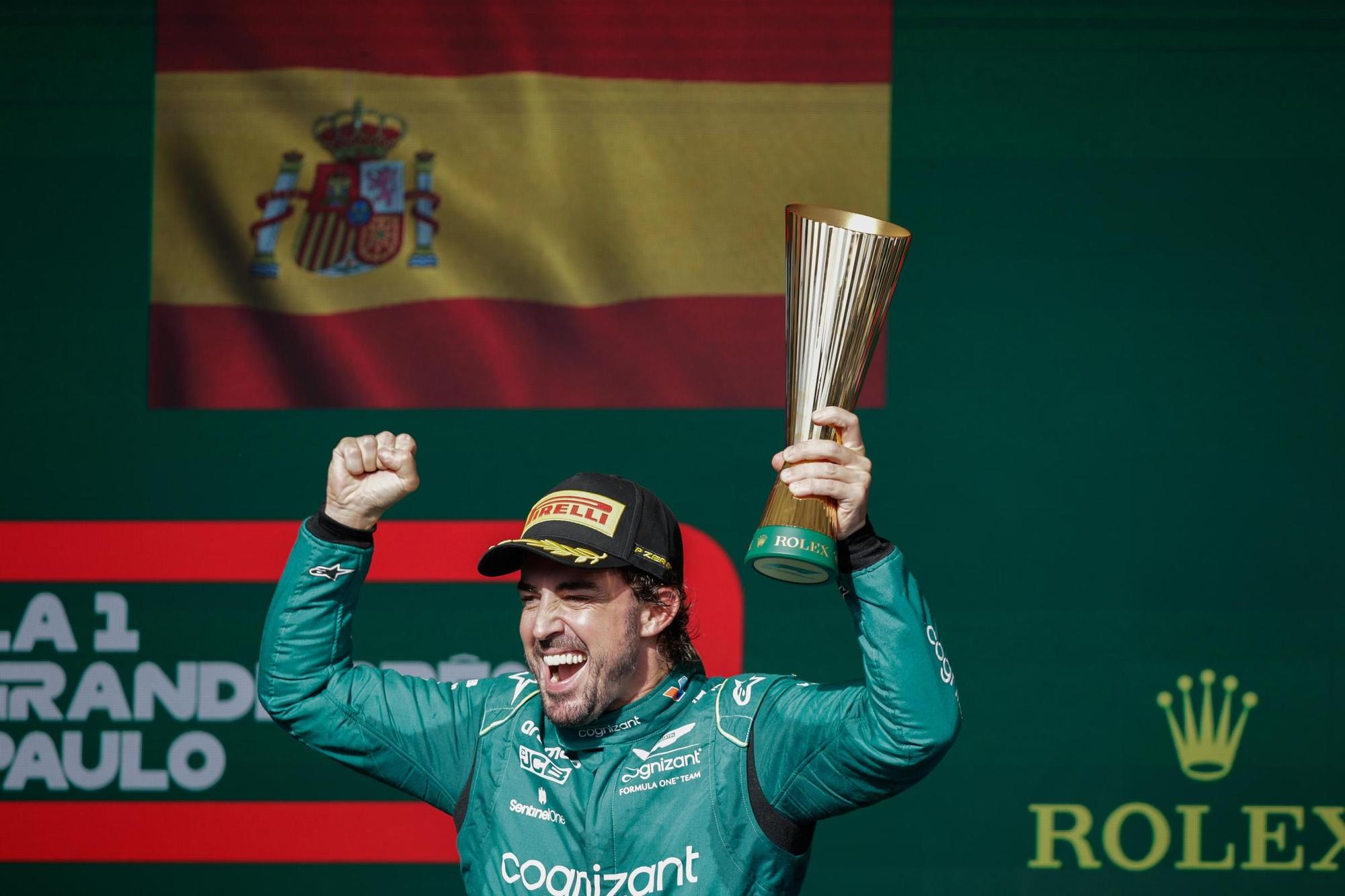 Fernando Alonso, piloto de Aston Martin, celebra su segundo puesto en el Gran Premio de Brasil de Fórmula 1.