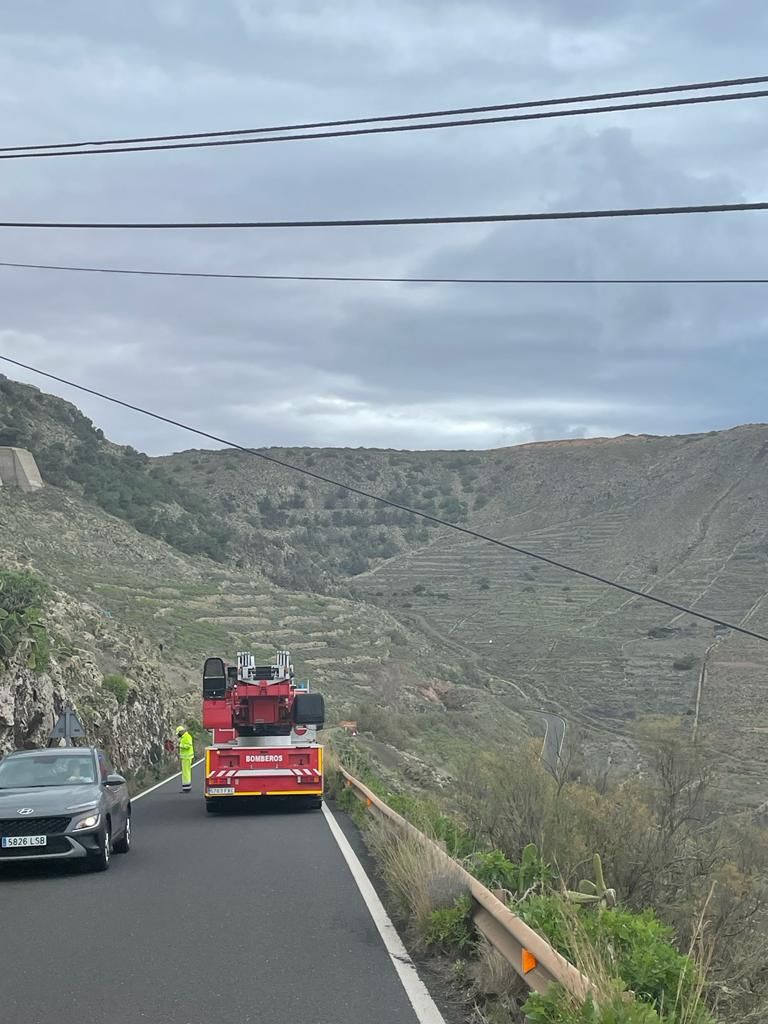 Cable que se desprendió del tendido sobre la carretera LZ-10, en Haría.