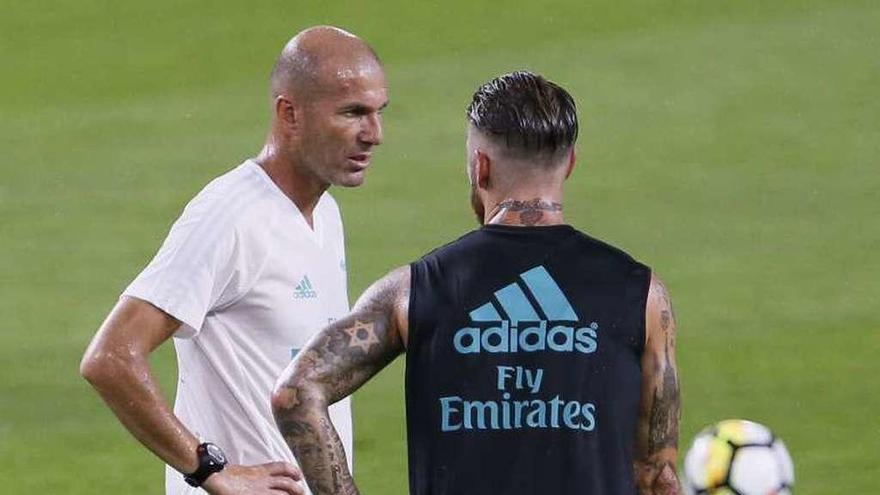 Zidane, junto a Sergio Ramos en un entrenamiento.