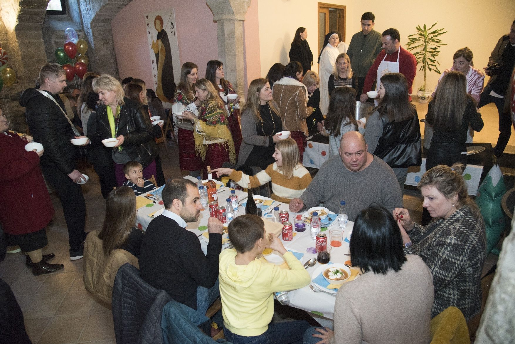 Les imatges de la celebració de centenars d'ucraïnesos al convent de Santa Clara