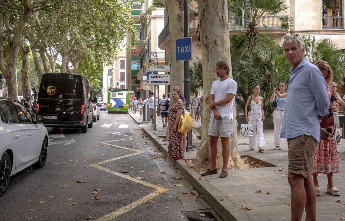 Turistas esperando en la parada de taxis del Borne. | B.RAMON