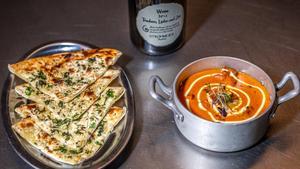 El butter chicken y el naan de ajo de Achaar.