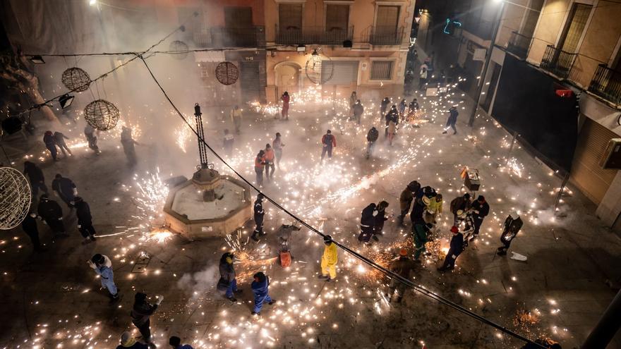 Agost desata una guerra de carretillas y baila al ritmo de su Rei Moro