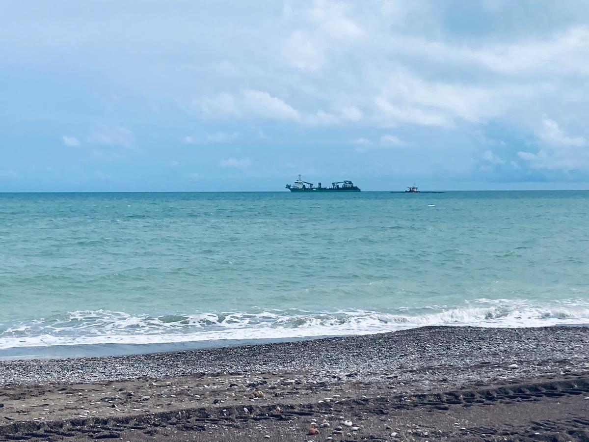 La gran draga, a la altura de la playa nudista de Sagunt.
