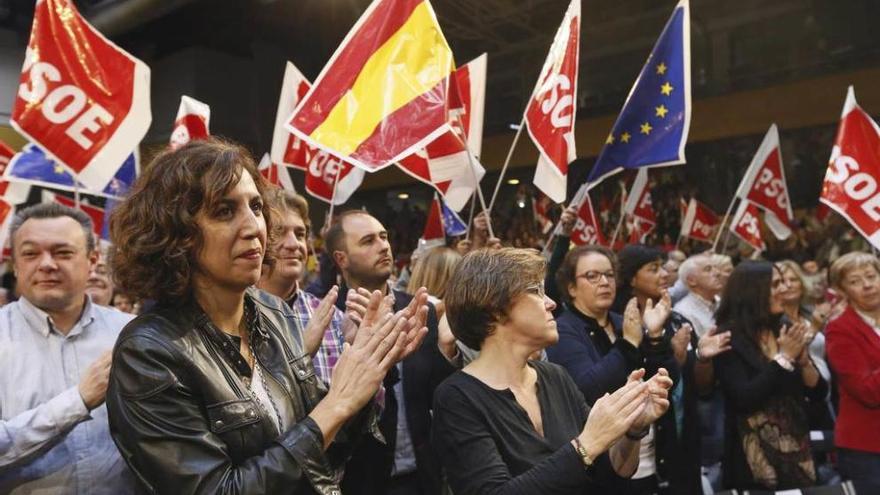 Lozano aplaude en el acto de presentación de candidatos del PSOE.