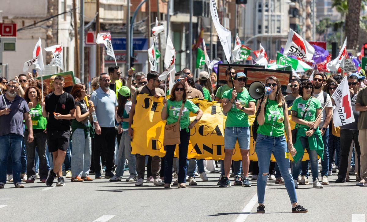 Las calles de Alicante se tiñen de verde por la manifestación de profesores el primer día de huelga de educación