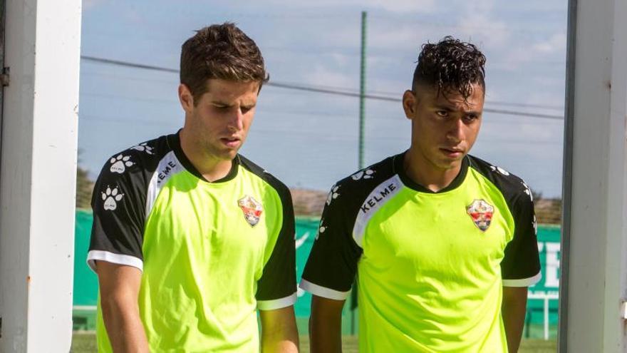 Pablo Hervías y Leomar, abandonando el campo.