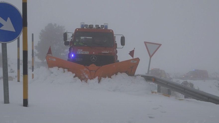 El Consorcio Provincial de Bomberos de Castellón trabaja desde primera hora de la mañana en la retirada de nieve