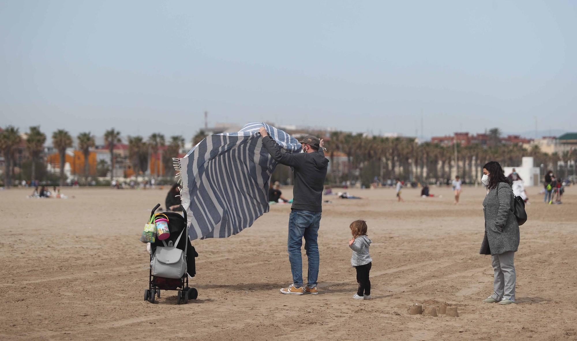 Playas, paseos y terrazas, llenos por el buen tiempo