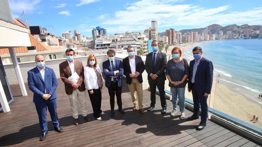 El secretario de Estado de Turismo, tercero por la derecha, junto a otras autoridades durante su visita a Benidorm.