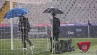 ¡Menuda tormenta! Así de 'inundado' está el césped de Montjuic antes del partido