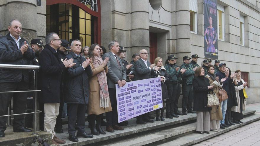 Minuto de silencio en la Subdelegación del Gobierno, ayer, tras los últimos crímenes machistas en España.