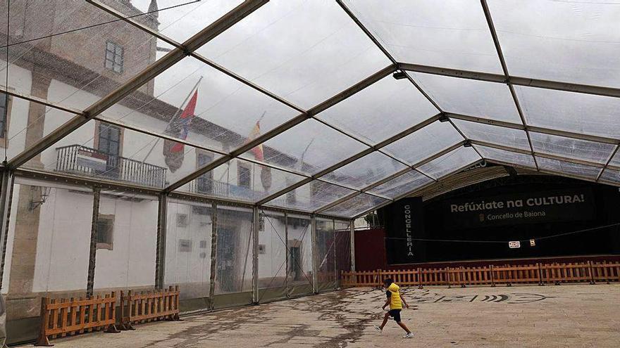 La plaza del Concello de Baiona cubierta por primera vez para espectáculos de invierno.