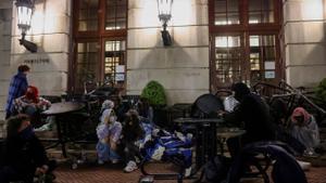 Estudiantes propalestinos en el acceso a la Universidad de Columbia en Nueva York tras desafiar el ultimátum de la dirección del centro de diluir la protesta.