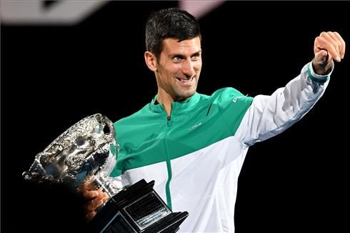 Djokovic, con su trofeo de campeón de Australia.