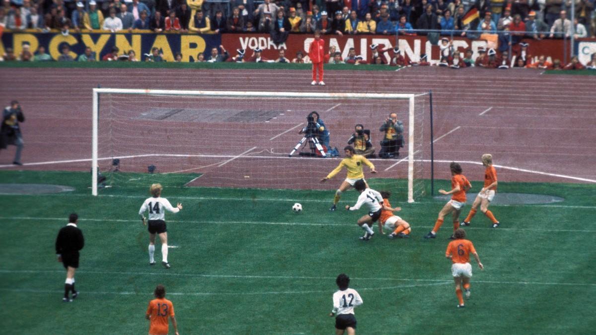 El gol de Müller a Holanda que le dio a Alemania Federal el Mundial de 1974.
