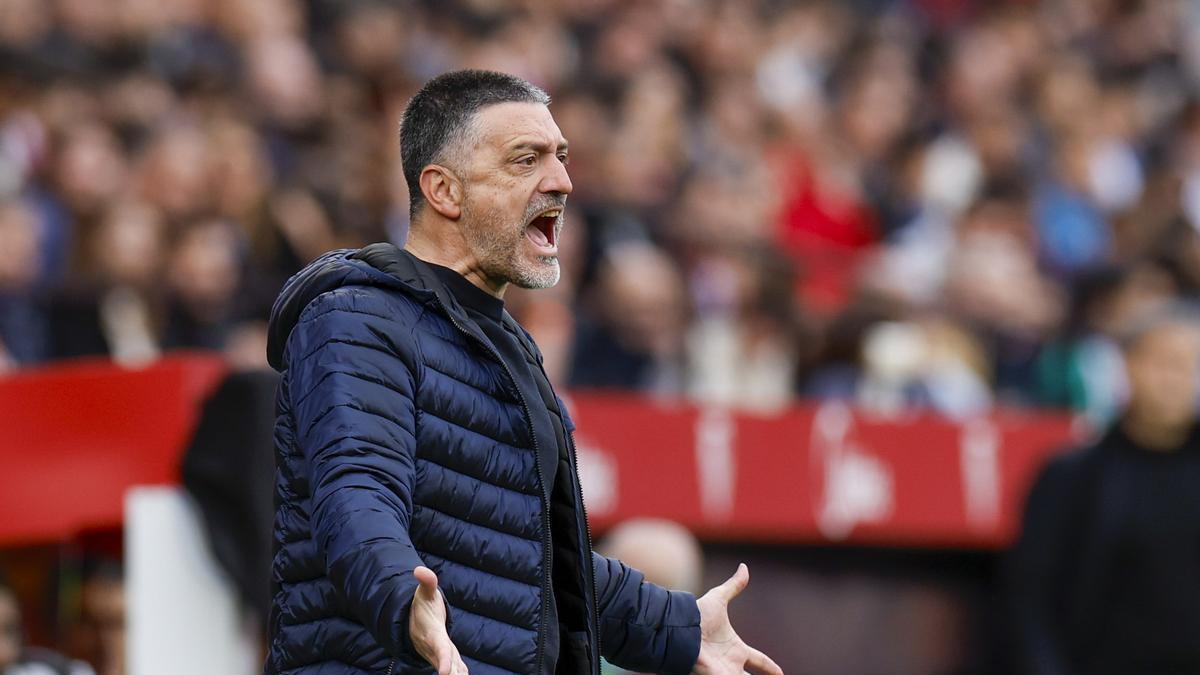 García Pimienta grita durante un partido de su etapa en el Sevilla