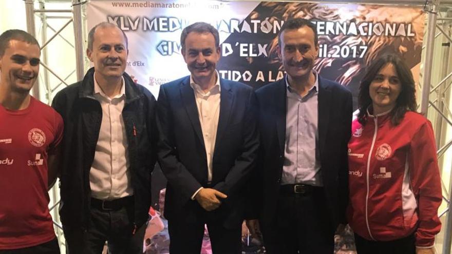 Zapatero, González y Sánchez, acompañados de miembros del Club Decatlón Elche, organizador del Medio Maratón
