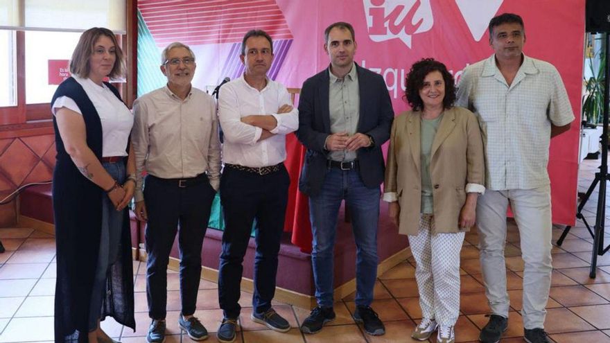 María José Miranda, Gaspar Llamazares, Ovidio Zapico, Toni Valero, Beatriz González e Iván Álvarez, en la asamblea. | MARIO CANTELI