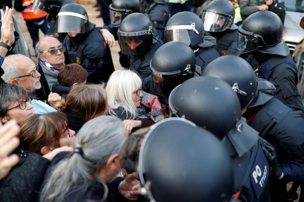 Protestes i tensió a l'exterior del Parlament de Catalunya