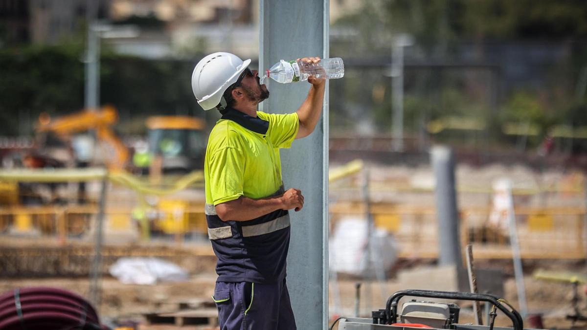 Un trabajador hidratándose durante una ola de calor como la actual.