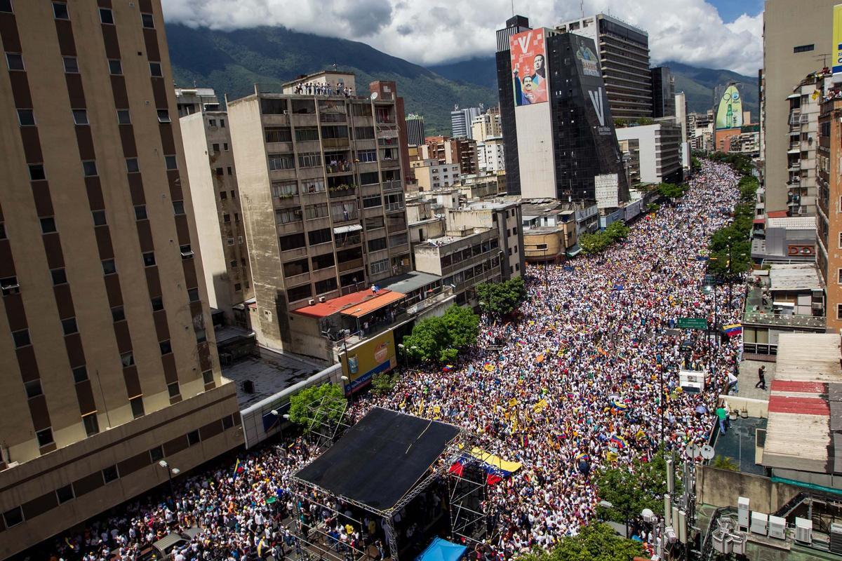Miles de personas asisten a la manifestación ’Toma de Caracas’.