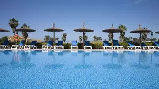 Un empleado de un hotel de Cala Millor se venga de los turistas que reservan sitio en la piscina y se marchan